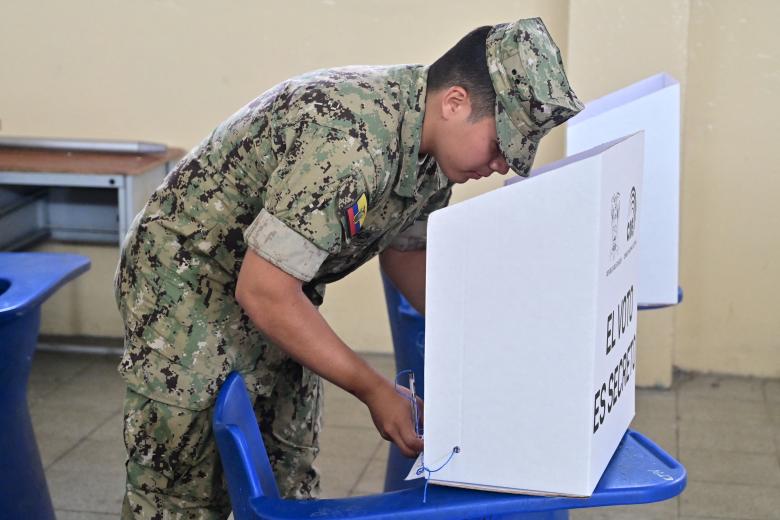A woman with her baby casts her vote at a polling station during the presidential election in Canuto, Manabi province, Ecuador, on February 9, 2025. Some 14 million Ecuadorans began voting Sunday to decide who will lead the violence-wracked Andean nation through its worst crisis in half a century. (Photo by Rodrigo BUENDIA / AFP)