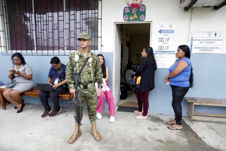 AMDEP2217. OLÓN (ECUADOR), 09/02/2025.- Una mujer espera para votar este domingo, en un puesto de votación en Olón (Ecuador). La votación general de las elecciones presidenciales y legislativas de Ecuador comenzó este domingo con más de 13,7 millones de electores llamados a las urnas para elegir a sus autoridades para el periodo 2025-2029, con el actual presidente, Daniel Noboa, y la candidata del correísmo, Luis González, como favoritos para la Presidencia. EFE/ Carlos Durán Araújo