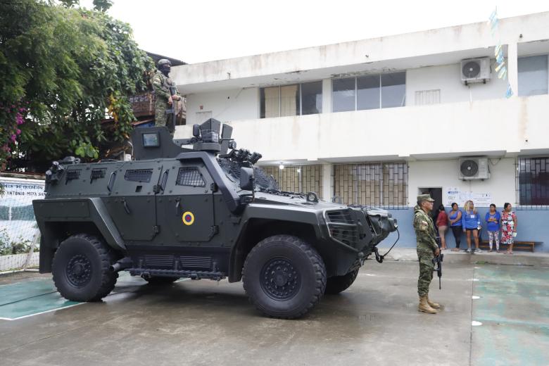 AMDEP2223. OLÓN (ECUADOR), 09/02/2025.- Un soldado del ejército ecuatoriano vigila este domingo, en un puesto de votación en Olón (Ecuador). La votación general de las elecciones presidenciales y legislativas de Ecuador comenzó este domingo con más de 13,7 millones de electores llamados a las urnas para elegir a sus autoridades para el periodo 2025-2029, con el actual presidente, Daniel Noboa, y la candidata del correísmo, Luis González, como favoritos para la Presidencia. EFE/ Carlos Durán Araújo