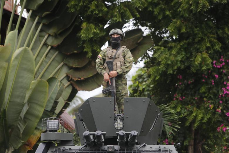 AMDEP2228. OLÓN (ECUADOR), 09/02/2025.- Soldados del ejército ecuatoriano vigilan este domingo, en un puesto de votación en Olón (Ecuador). La votación general de las elecciones presidenciales y legislativas de Ecuador comenzó este domingo con más de 13,7 millones de electores llamados a las urnas para elegir a sus autoridades para el periodo 2025-2029, con el actual presidente, Daniel Noboa, y la candidata del correísmo, Luis González, como favoritos para la Presidencia. EFE/ Carlos Durán Araújo