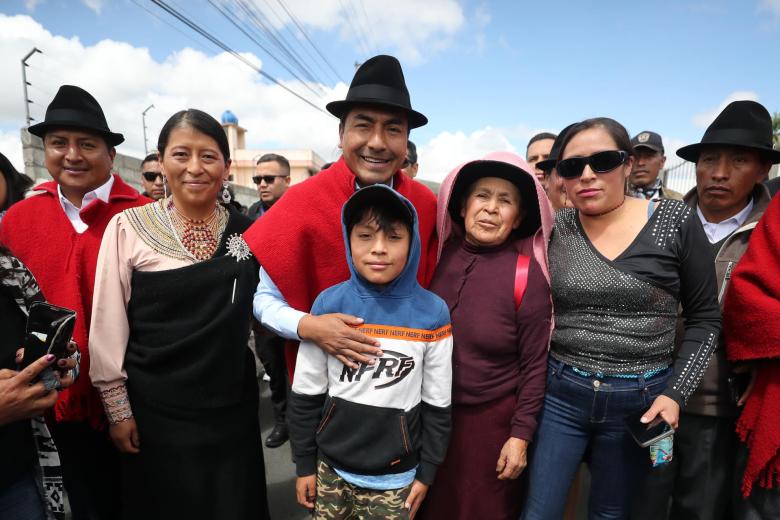 AMDEP2223. OLÓN (ECUADOR), 09/02/2025.- Un soldado del ejército ecuatoriano vigila este domingo, en un puesto de votación en Olón (Ecuador). La votación general de las elecciones presidenciales y legislativas de Ecuador comenzó este domingo con más de 13,7 millones de electores llamados a las urnas para elegir a sus autoridades para el periodo 2025-2029, con el actual presidente, Daniel Noboa, y la candidata del correísmo, Luis González, como favoritos para la Presidencia. EFE/ Carlos Durán Araújo