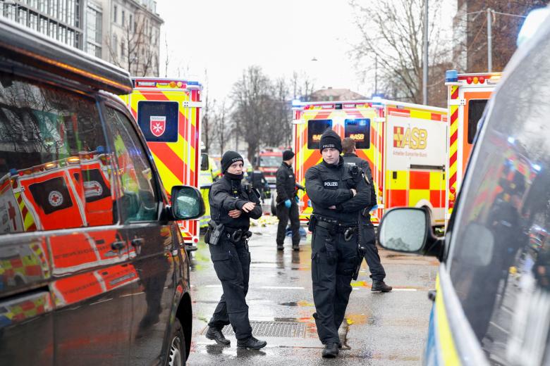 A police officer works at the scene where a car drove into a crowd in the southern German city of Munich on February 13, 2025 leaving several people injured, police said. Munich police said on social media platform X that "several people were injured" after "a car drove into a group of people" in the centre of the Bavarian state capital. (Photo by Michaela STACHE / AFP) / ALTERNATIVE CROP