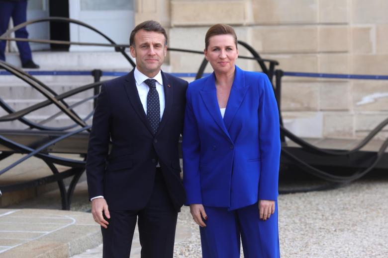 El presidente francés, Emmanuel Macron, da la bienvenida a la primera ministra danesa Mette Frederiksen