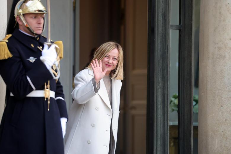 La italiana Giorgia Meloni ha llegado con retraso a la reunión en París