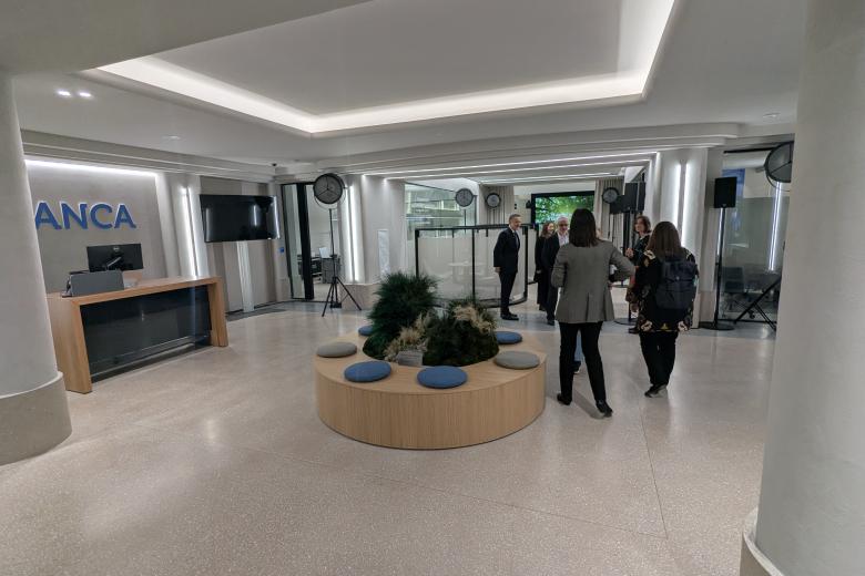 Entrada de la oficina de Abanca en el Cine Avenida