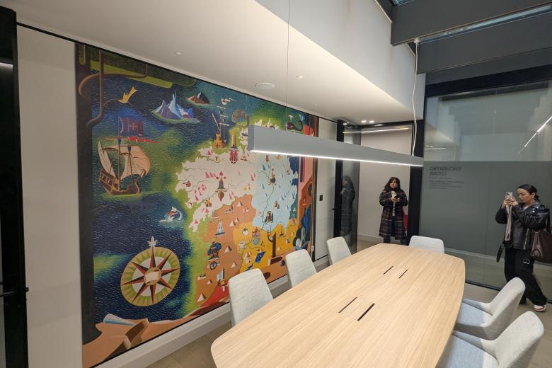 Como dato curioso, el recinto tiene múltiples referencias a artistas gallego y a diferentes paisajes de la comunidad autónoma. Por ejemplo, el nuevo espacio corporativo de Abanca cuenta con una sala denominada “Encuentro Lugrís” y con datos biográficos del pintor.