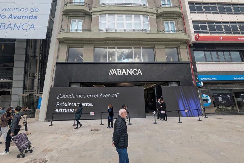 El inmueble terminó de construirse en 1937 y su diseño corresponde al arquitecto Rafael González Villar. Funcionó como el conocido como Cine Avenida hasta finales de los años 90. Tras mucho tiempo de espera y trámites administrativos, este espacio vuelve a tener actividad. El proyecto de reforma actual fue elaborado por la arquitecta coruñesa Elsa Urquijo, profesional de confianza de Amancio Ortega, para el que ha trabajado en múltiples ocasiones.