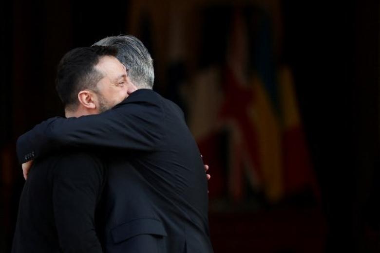 El primer ministro británico, Keir Starmer, abrazándose con el presidente de Ucrania, Volodirmir Zelenski