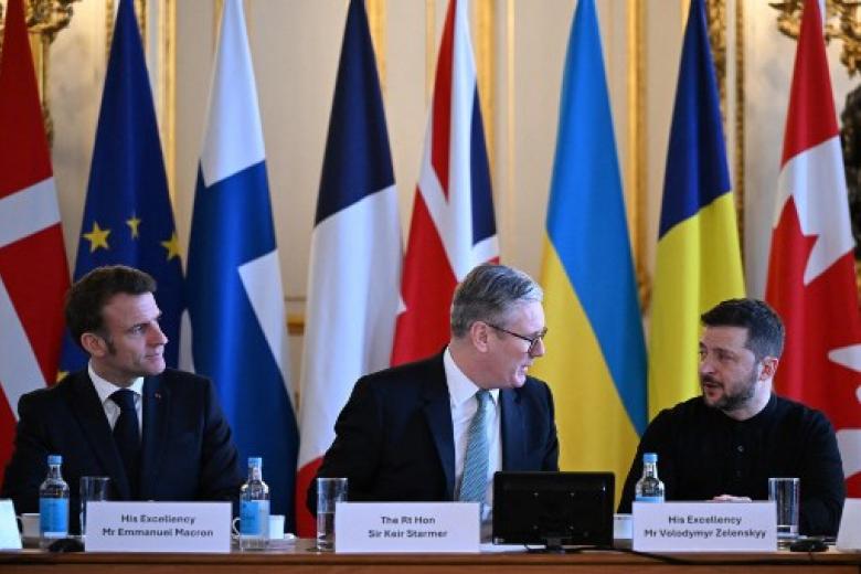 El primer ministro británico, Keir Starmer, y el presidente de Francia, Emmanuel Macron, conversando con Zelenski