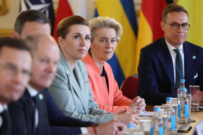 La primera ministra de Dinamarca, Mette Frederiksen, junto a Ursula von der Leyen