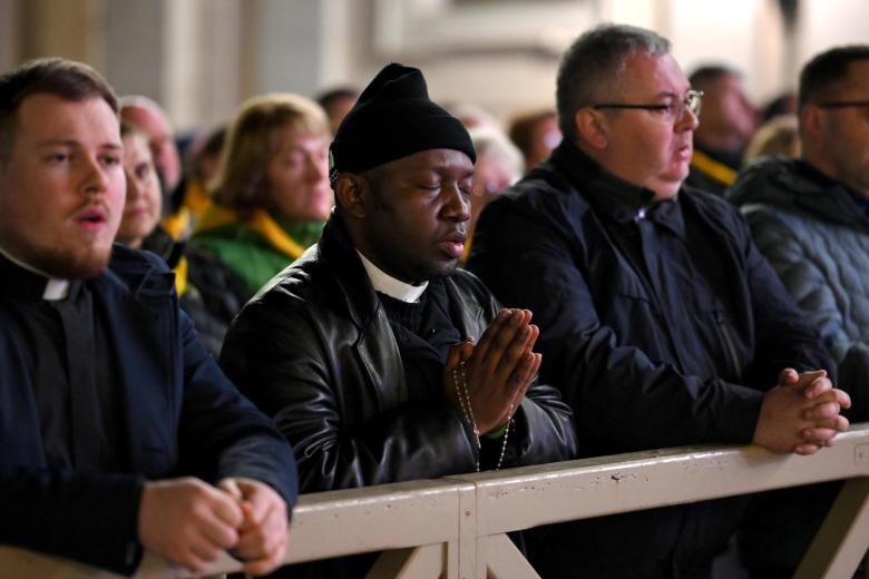VATICAN CITY (Vatican City State (Holy See)), 03/03/2025.- Faithful attend a Rosary prayer for the health of Pope Francis at St. Peter's Square in Vatican City, 03 March 2025. Pope Francis was admitted to the Agostino Gemelli Hospital in Rome on 14 February 2025 due to a respiratory tract infection. (Papa, Roma) EFE/EPA/ALESSANDRO DI MEO