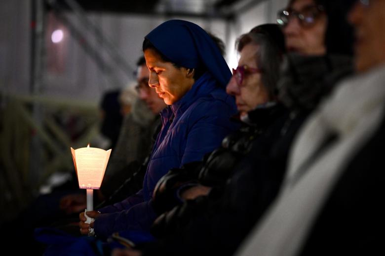 VATICAN CITY (Vatican City State (Holy See)), 03/03/2025.- Faithful attend a Rosary prayer for the health of Pope Francis at St. Peter's Square in Vatican City, 03 March 2025. Pope Francis was admitted to the Agostino Gemelli Hospital in Rome on 14 February 2025 due to a respiratory tract infection. (Papa, Roma) EFE/EPA/ALESSANDRO DI MEO