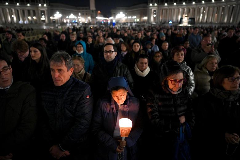 VATICAN CITY (Vatican City State (Holy See)), 03/03/2025.- Faithful attend a Rosary prayer for the health of Pope Francis at St. Peter's Square in Vatican City, 03 March 2025. Pope Francis was admitted to the Agostino Gemelli Hospital in Rome on 14 February 2025 due to a respiratory tract infection. (Papa, Roma) EFE/EPA/ALESSANDRO DI MEO