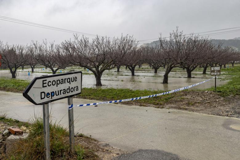 La carretera de San Ginés en municipio de Cehegín, (Murcia), cortada al tráfico tras las fuertes lluvias caidas en las últimas horas.