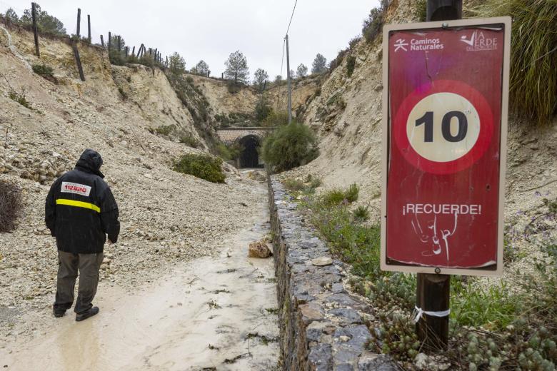 Un muro de la vía verde de Caravaca de la Cruz se ha derrumbado debido a las fuertes lluvias caidas en las últimas horas en el municipio de Cehegín (Murcia). En total, diez carreteras de la red regional permanecen cortadas por las lluvias en los municipios de Cartagena, Cehegín, Moratalla, Lorca, Totana y Mazarrón, según la última actualización efectuada a las 12.00 horas de este jueves por la Consejería de Fomento e Infraestructuras.
