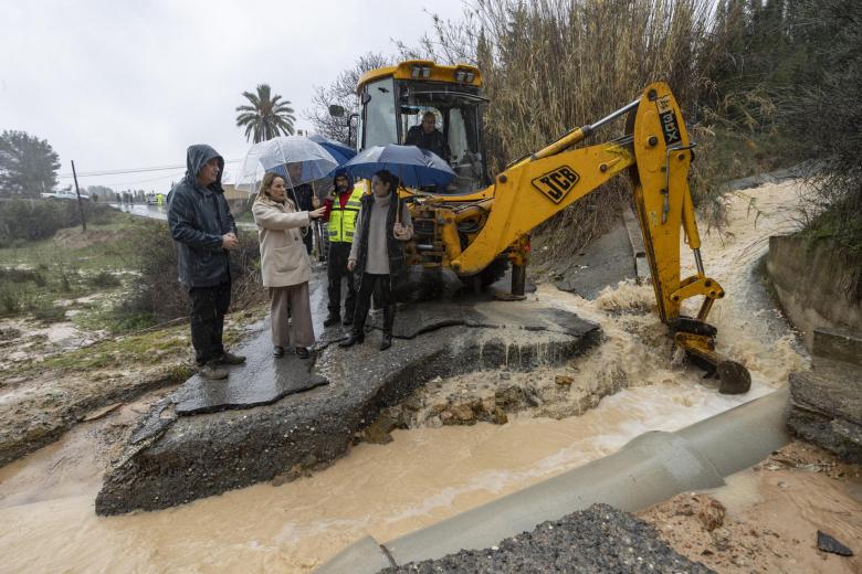 La alcaldesa de Cehegín, Maravillas del Amor, acompañada por técnicos del ayuntamiento ha visitado este jueves los daños causados por las fuertes lluvias.
