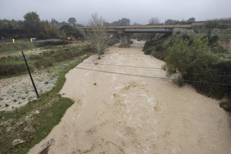 Una mujer ha tenido que ser rescatada por los Bomberos del Consorcio de Extinción de Incendios y Salvamento (CEIS) al quedar atrapada entre dos ramblas dentro de su vehículo, en el término municipal de Lorca, según han informado fuentes del 1-1-2.