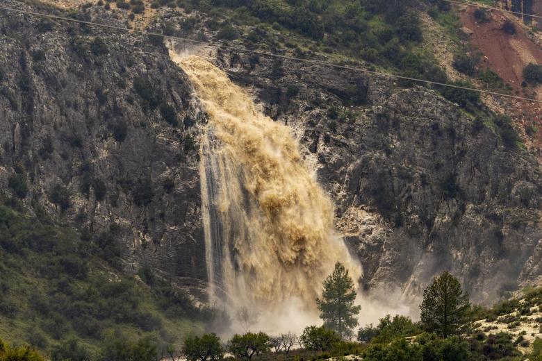 Catarata de agua en el Barranco del Saltador este jueves tras las intensas lluvias caídas en el municipio de Cehegín (Murcia).