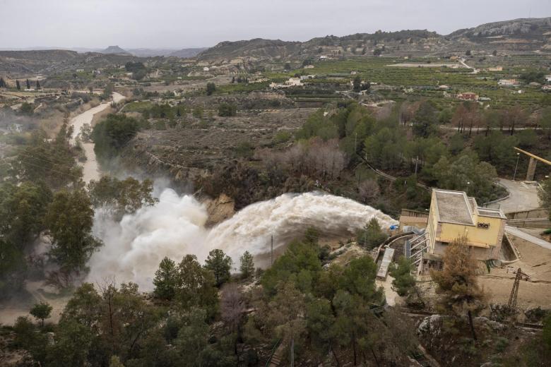 Hasta mediodía, el Centro de Coordinación de Emergencias 1-1-2 de Murcia había recibido 331 llamadas relacionadas con el viento y las lluvias, entre los que destacan incidentes como el derrumbe de un pabellón deportivo en Cehegín.