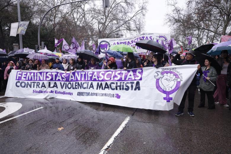 La Comisión 8M del Movimiento Feminista de Madrid convocó una de las dos manifestaciones de este sábado en la capital con un manifiesto en el que llamaban a salir a las "feministas antirracistas, antifascistas y transfeministas".