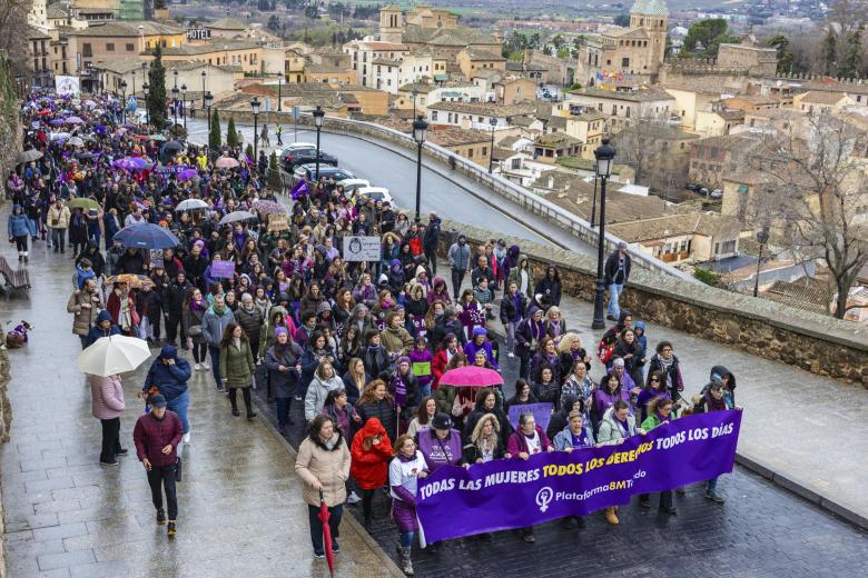 TOLEDO, 08/03/2025.- Manifestación con motivo del Día Internacional de la Mujer bajo el lema 'Todas las mujeres. Todos los derechos. Todos los días' convocada este sábado por la Plataforma 8M Toledo. EFE/Ángeles Visdómine