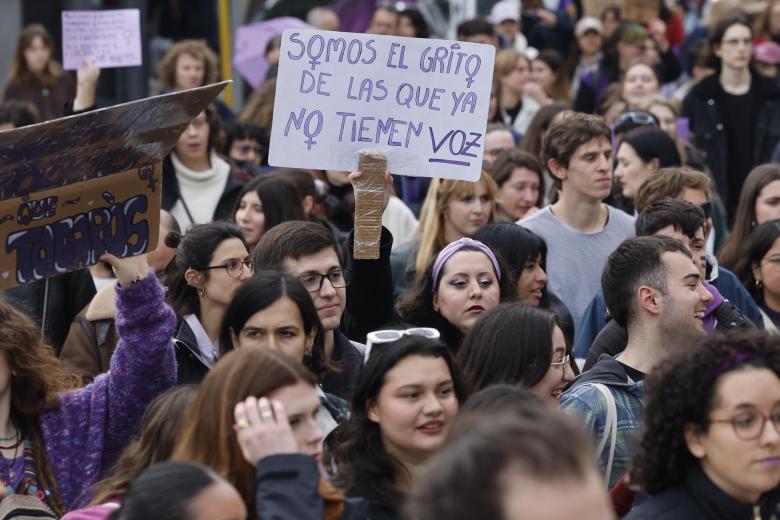 VALENCIA, 08/03/2025.- Manifestación de la Assemblea Feminista de València con motivo de la celebración del Día Internacional de la Mujer, este sábado en Valencia. EFE/Ana Escobar