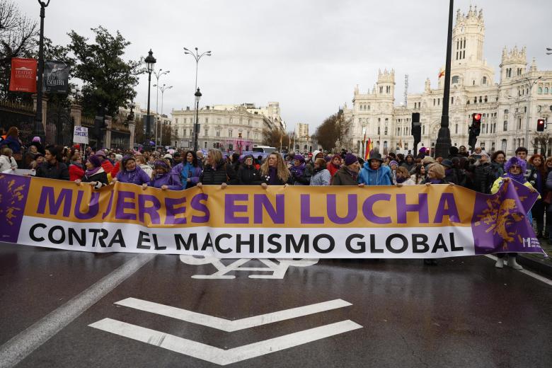 Cabecera de la manifestación con motivo del Día de la Mujer convocada por el Movimiento Feminista de Madrid a su paso por la plaza de Cibeles. EFE/Mariscal