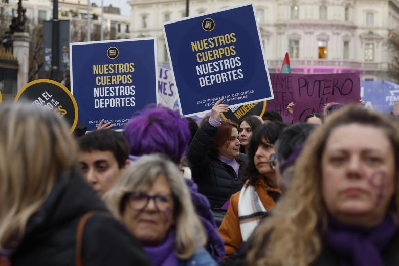 MADRID, 08/03/2025.- Carteles en la manifestación con motivo del Día de la Mujer convocada por el Movimiento Feminista de Madrid a su paso por la plaza de Cibeles. EFE/Mariscal