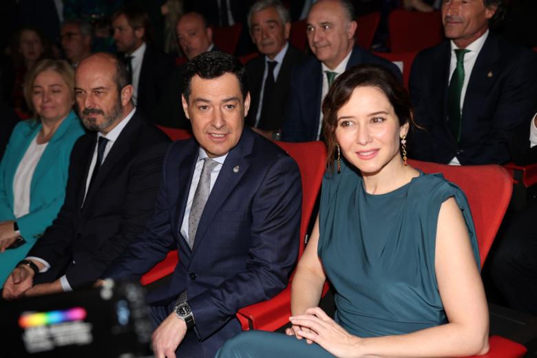 MADRID, 31/03/2025.-El presidente de la Junta de Andalucía, Juan Manuel Moreno Bonilla, y la presidenta de la Comunidad de Madrid, Isabel Díaz Ayuso, a su llegada a la entrega de los Premios Talento Andaluz 2025, que otorga el Ejecutivo andaluz este lunes en Madrid.-EFE/ Mariscal