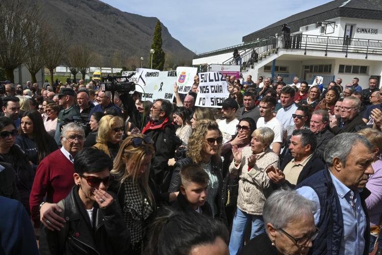 Los vecinos aplauden a los familiares y amigos de los fallecidos tras la misa funeral este miércoles en el polideportivo municipal de Villablino (León) de cuatro de los cinco minero que el pasado lunes perdieron la vida en la explosión en una mina de Cerredo (Asturias)