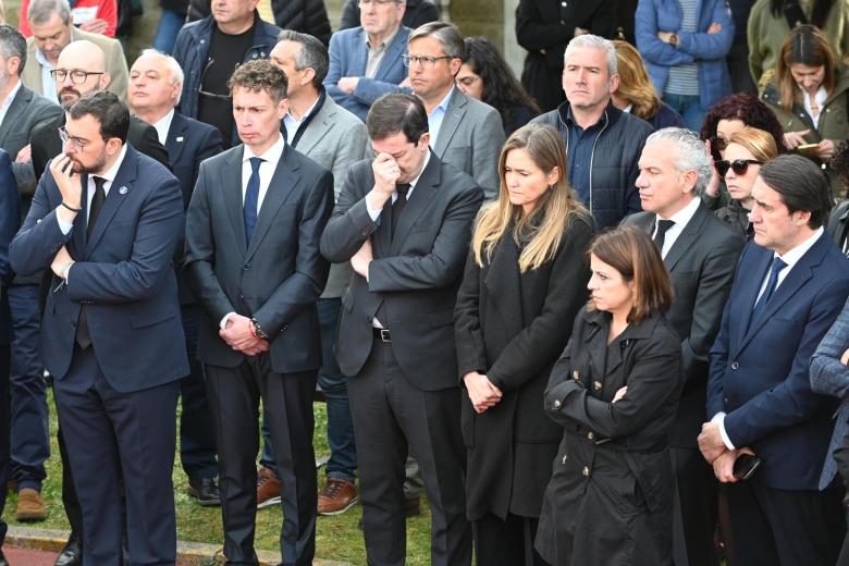 Más de mil personas han asistido al funeral dentro del polideportivo, todas ellas familiares y amigos cercanos de los mineros, mientras que otras tres mil, entre las que se encontraban las autoridades.