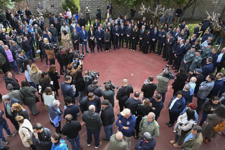Al finalizar el funeral, los vecinos de Villablino han dedicado un aplauso de diez minutos a sus mineros fallecidos.