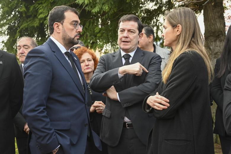 La vicepresidenta y ministra para la Transición Ecológica, Sara Aagesen, ha asistido al funeral junto a los presidentes de Castilla y León, Alfonso Fernández Mañueco, y de Asturias, Adrián Barbón.