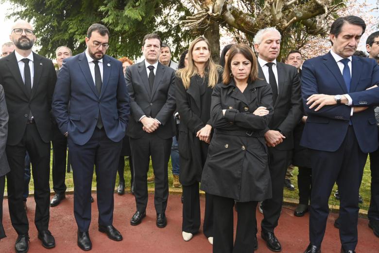 También han acudido los delegados del Gobierno de las dos Comunidades, Nicanor Sen y Adriana Lastra, el presidente de las Cortes de Castilla y León, Carlos Pollán, el consejero de Medio Ambiente de esta Comunidad, Juan Carlos Suárez-Quiñones, y la de Transición Ecológica del Gobierno asturiano, Belarmina Díaz, así como alcaldes de la zona y el presidente de la Diputación de León, Gerardo Álvarez.