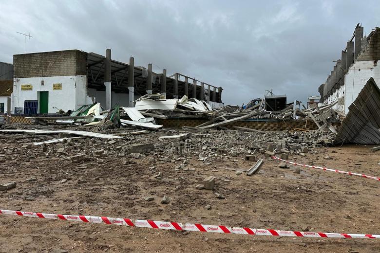 Las instalaciones se encuentran ubicadas frente a la urbanización La Hermandad, entre Dos Hermanas y Coria del Río