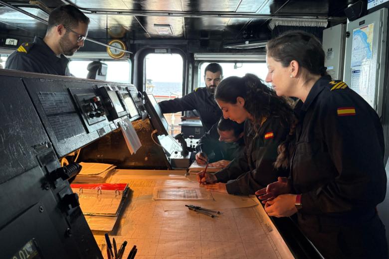 Las Dynamic Mariner / Flotex25 también han servido como toma de contacto para los marinos en formación. Los Sargentos Alumnos de la Escuela de Especialidades de La Graña ponen a prueba sus conocimientos en el puente del buque de asalto anfibio #Castilla
