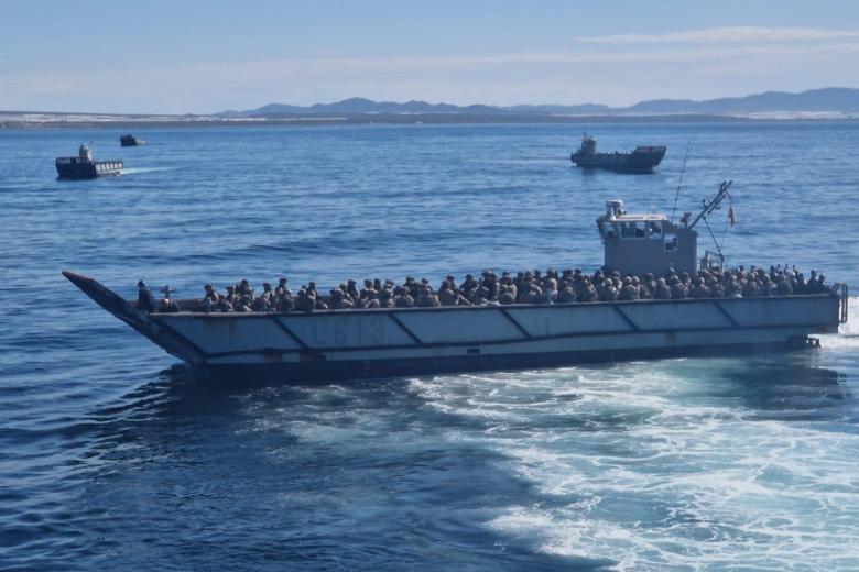 Uno de los encargados del desembarco anfibio es el buque de asalto anfibio Galicia, que a través de del Grupo Naval de Playa e Infantería de Marina es capaz de transportar cientos de Infantes de Marina a tierra en Dynamic Mariner / Flotex25