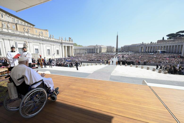 CIUDAD DEL VATICANO (VATICANO), 06/04/2025.- El papa Francisco se presenta en persona este domingo ante los fieles en la Plaza de San Pedro, tras dos semanas de convalecencia aislada en su residencia vaticana y 38 días de hospital por sus problemas respiratorios. EFE/Santa Sede / SOLO USO EDITORIAL/SOLO DISPONIBLE PARA ILUSTRAR LA NOTICIA QUE ACOMPAÑA (CRÉDITO OBLIGATORIO)