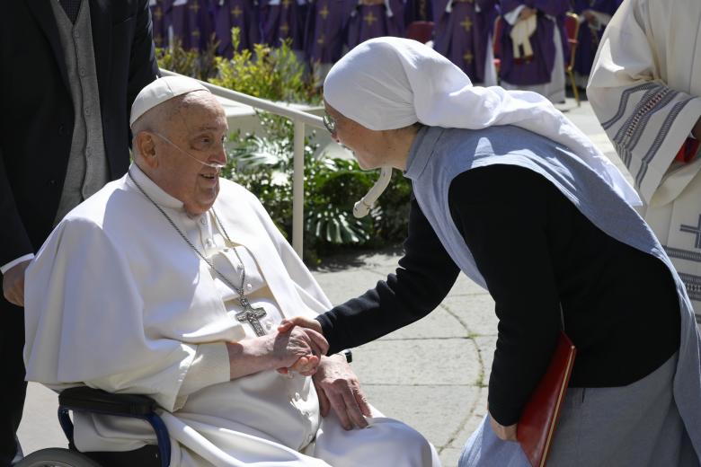 FOTODELDÍA CIUDAD DEL VATICANO (VATICANO), 06/04/2025.- El papa Francisco, convaleciente por sus problemas de salud, ha reaparecido este domingo en persona ante los fieles en la Plaza de San Pedro del Vaticano, al final de la misa del Jubileo dedicada a los enfermos. EFE/Giuseppe Lami