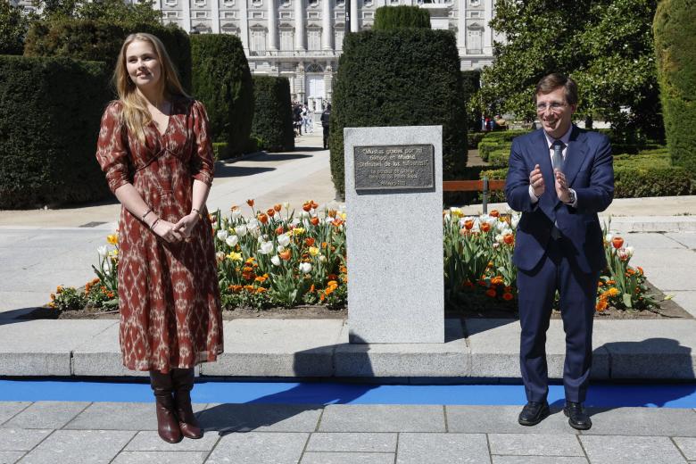 MADRID, 07/04/2025.- La princesa de Orange, heredera al trono de los Países Bajos, junto al alcalde de Madrid, José Luis Martínez-Almeida, ha inaugurado este lunes el nuevo jardín de tulipanes, situado en la Plaza de Oriente de Madrid, que ha donado a la ciudad como gesto de agradecimiento por la hospitalidad recibida durante su estancia en la capital española en un periodo excepcional. EFE/Chema Moya