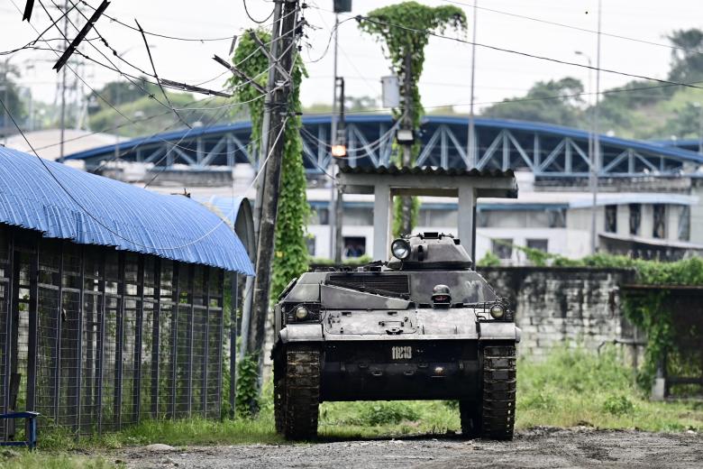 A military tank guards the Penitenciaria del Litoral in Guayaquil, Ecuador, on April 9, 2025. Military personnel has been deployed to reinforce security in the wards in order to prevent riots. (Photo by MARCOS PIN / AFP)