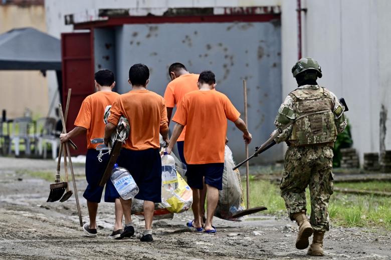 ACOMPAÑA CRÓNICA: ECUADOR CÁRCELES AMDEP5087. GUAYAQUIL (ECUADOR), 09/04/2025.- Integrantes de las Fuerzas Armadas de Ecuador vigilan en la Penitenciaría del Litoral este miércoles, en Guayaquil (Ecuador). Dentro de la Penitenciaría del Litoral, la cárcel más grande, poblada y peligrosa de Ecuador, ubicada en la ciudad de Guayaquil, ya no solo se intenta controlar que la decena de bandas de crimen organizado que están recluidas en su interior no se peleen hasta derivar en enormes masacres, sino que enfermedades como la tuberculosis no se expandan entre los presos y causen una epidemia dentro de esta hacinada prisión. EFE/ Mauricio Torres