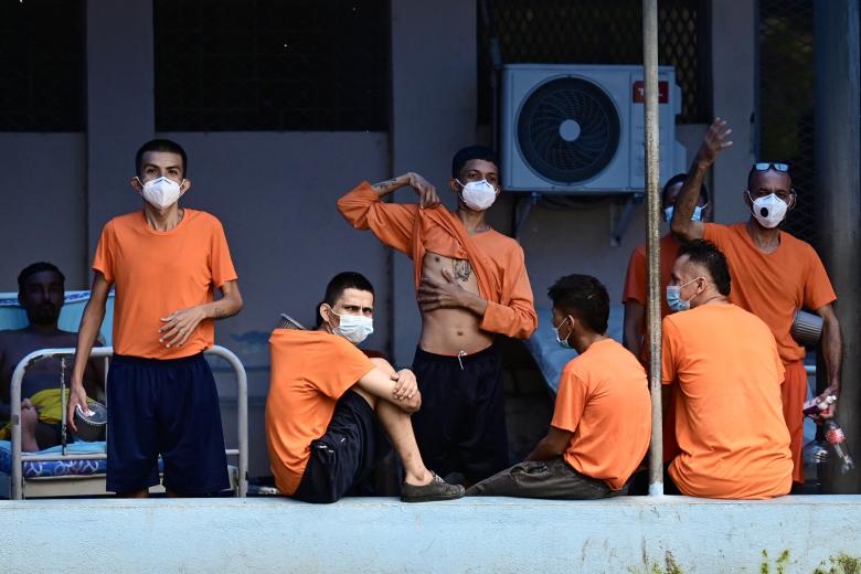 Inmates queue up for medical care at the Penitenciaria del Litoral in Guayaquil, Ecuador, on April 9, 2025. Military personnel has been deployed to reinforce security in the wards in order to prevent riots inside the prison. (Photo by MARCOS PIN / AFP)