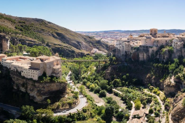 El Parador de Cuenca, a la izquierda, y a la derecha la ciudad