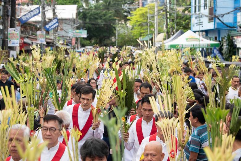 En Filipinas, uno de los países de Asia con mayor número de cristianos, las palmas podrían ser las mismas que utilizamos en España o en otros países de Europa