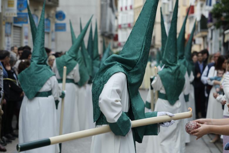 MÁLAGA, 13/04/2025.- Nazarenos de la cofradía de la Pollinica durante la procesión, este domingo. EFE/ Jorge Zapata