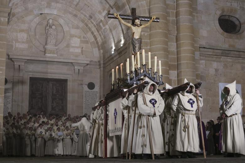 ZAMORA.11/04/2025.- La hermandad del Cristo del Espiritu Santo, que cumple medio siglo de su primer desfile procesional, sale a las calles de Zamora en la procesión que abre la Semana Santa de la ciudad, declarada de Interés Turístico Internacional y Bien de Interés Cultural. EFE/Mariam A. Montesinos.