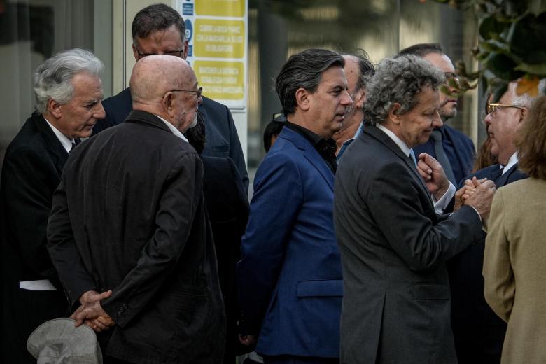 Álvaro Vargas Llosa (i) y Gonzalo Vargas Llosa (c), hijos del escritor peruano Mario Vargas Llosa, en el Centro Funerario y Crematorio del Ejército de Chorrillos donde fueron trasladados los restos del escritor peruano este lunes, en Lima (Perú). El cuerpo de Vargas Llosa (1936-2025) fue trasladado desde su casa de Lima hasta la funeraria donde, según sus deseos, será cremado en la absoluta intimidad. EFE/ John Reyes Mejía