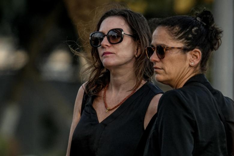 Morgana Vargas Llosa (d), hija del escritor peruano Mario Vargas Llosa, en el Centro Funerario y Crematorio del Ejército de Chorrillos donde fueron trasladados los restos del escritor peruano este lunes, en Lima (Perú)