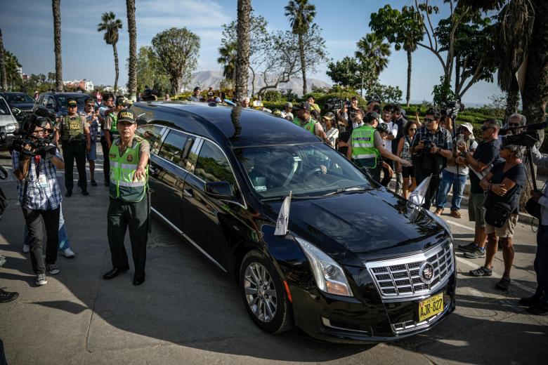 Una carroza fúnebre traslada los restos del escritor peruano Mario Vargas Llosa este lunes, en Lima (Perú)